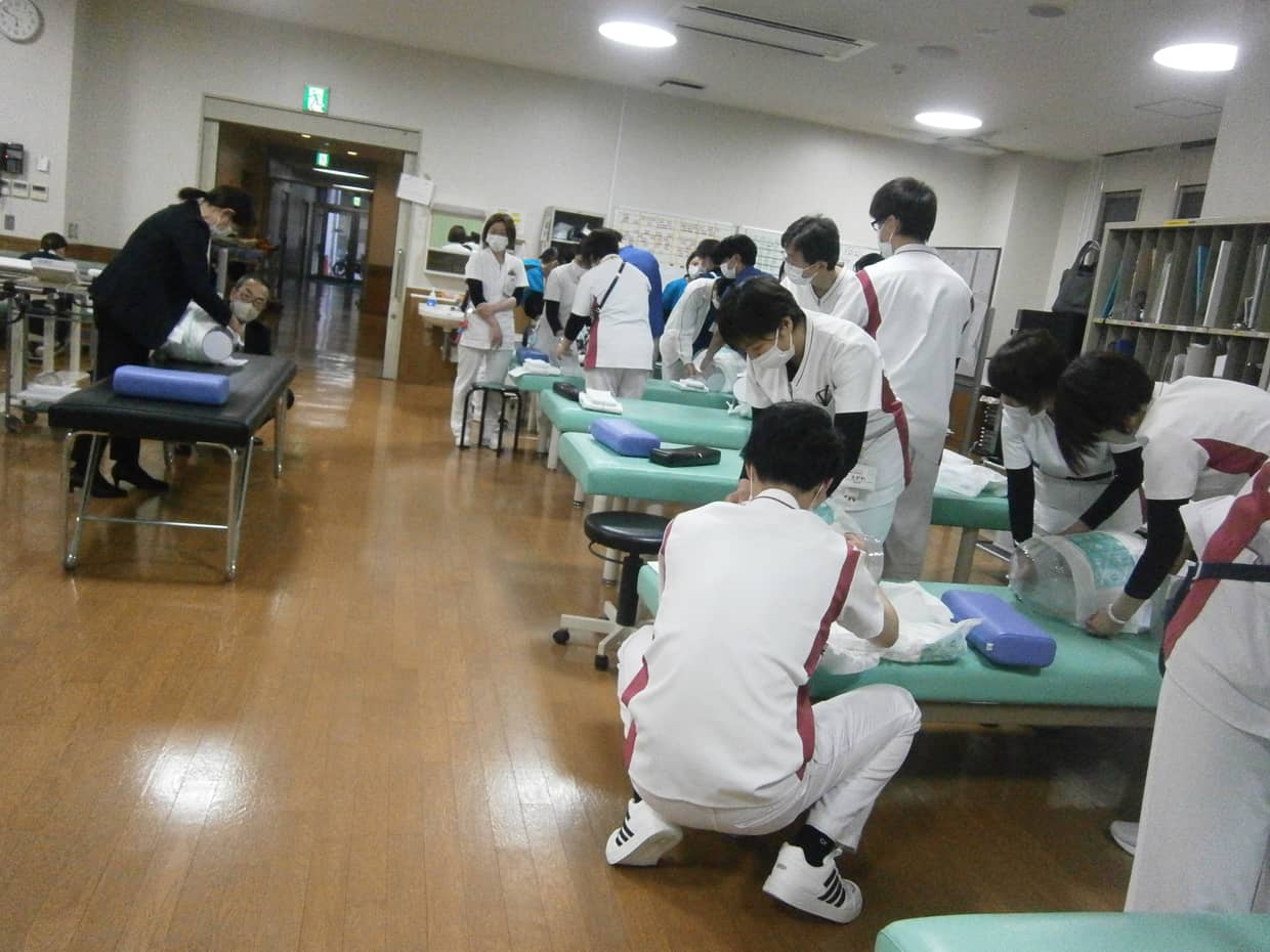 城内病院、「オムツの当て方」について講の様子)