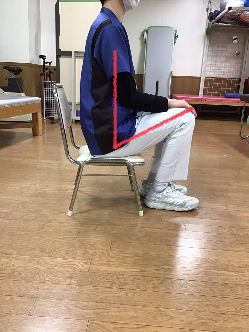 人工股関節置換術後に低めの椅子に座った状態の写真