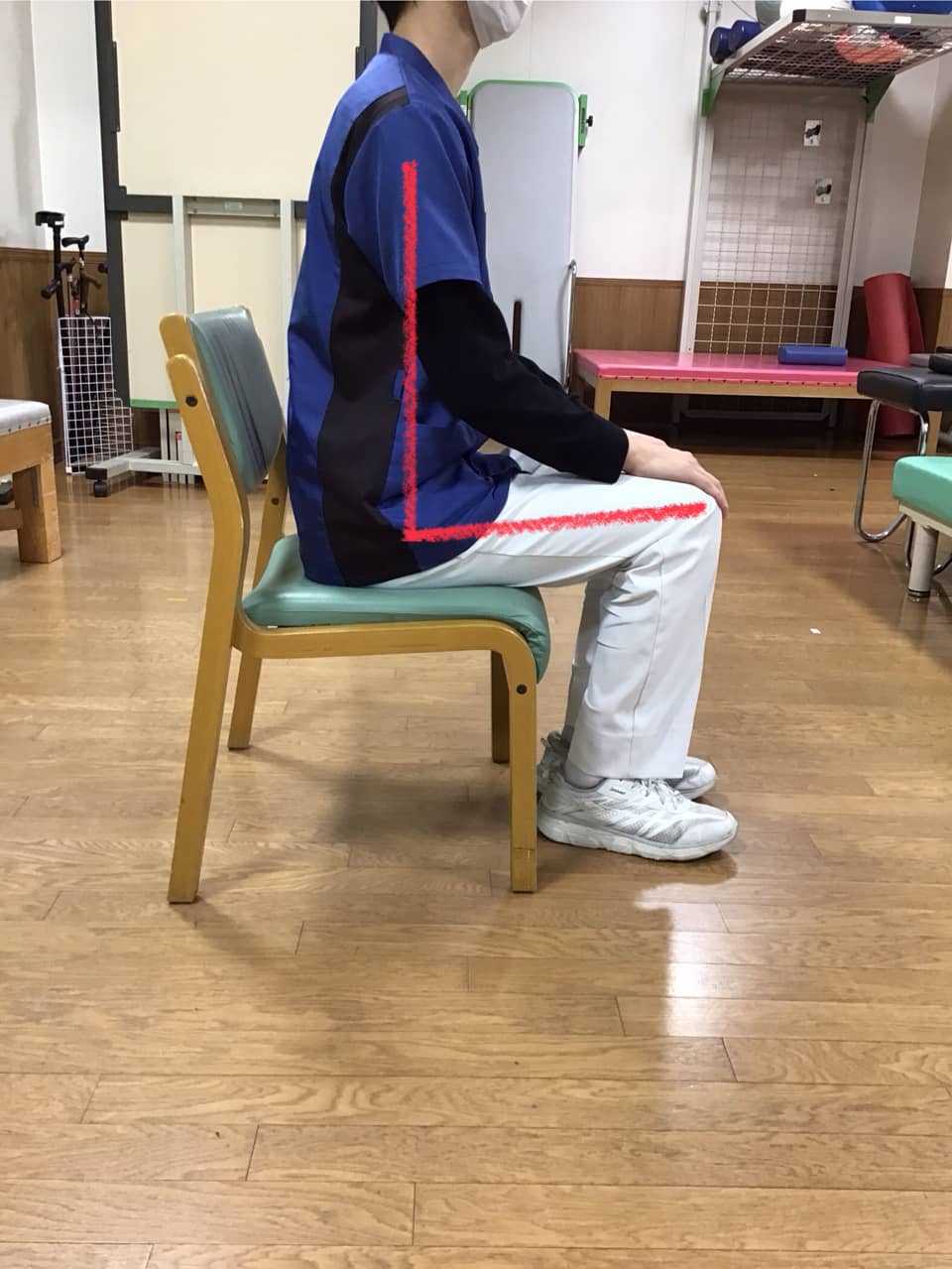 人工股関節置換術後に丁度よい高さのの椅子に座った状態の写真