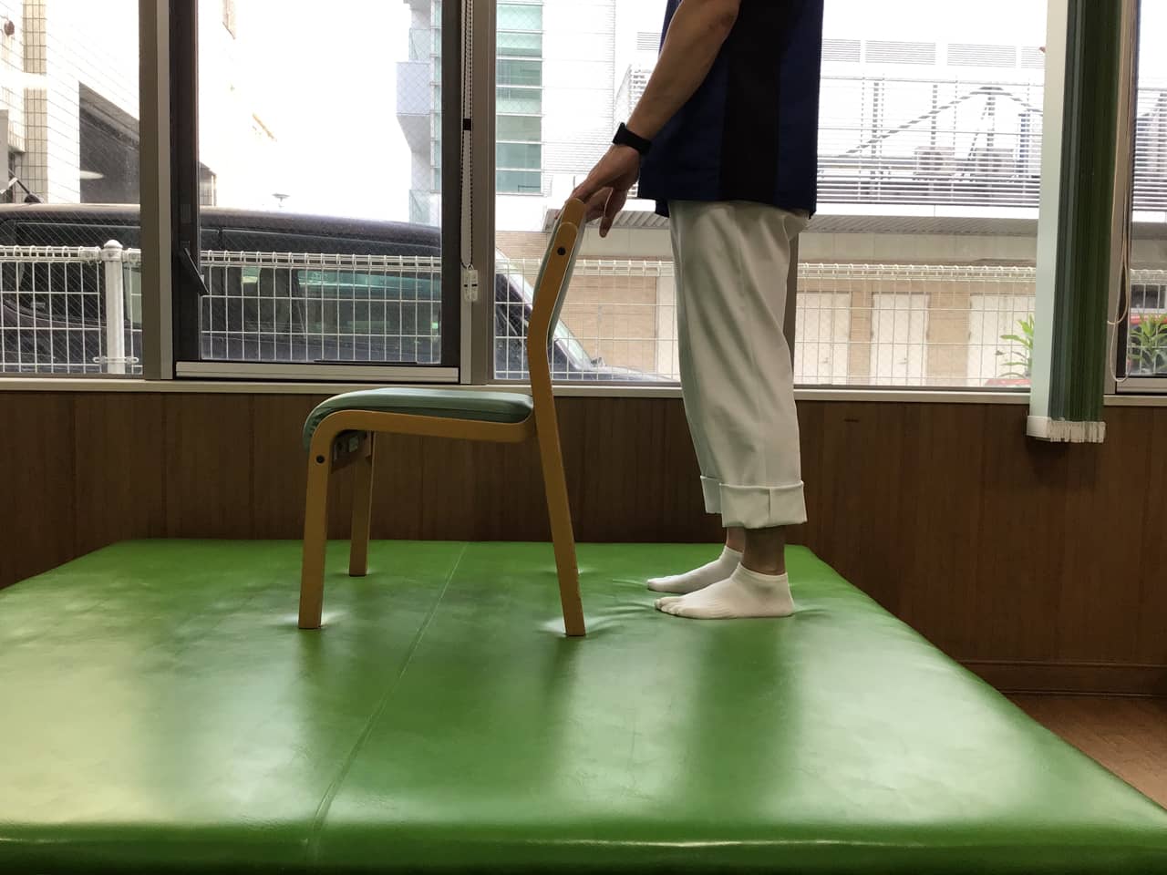 立って行うふくらはぎの筋トレ体操1