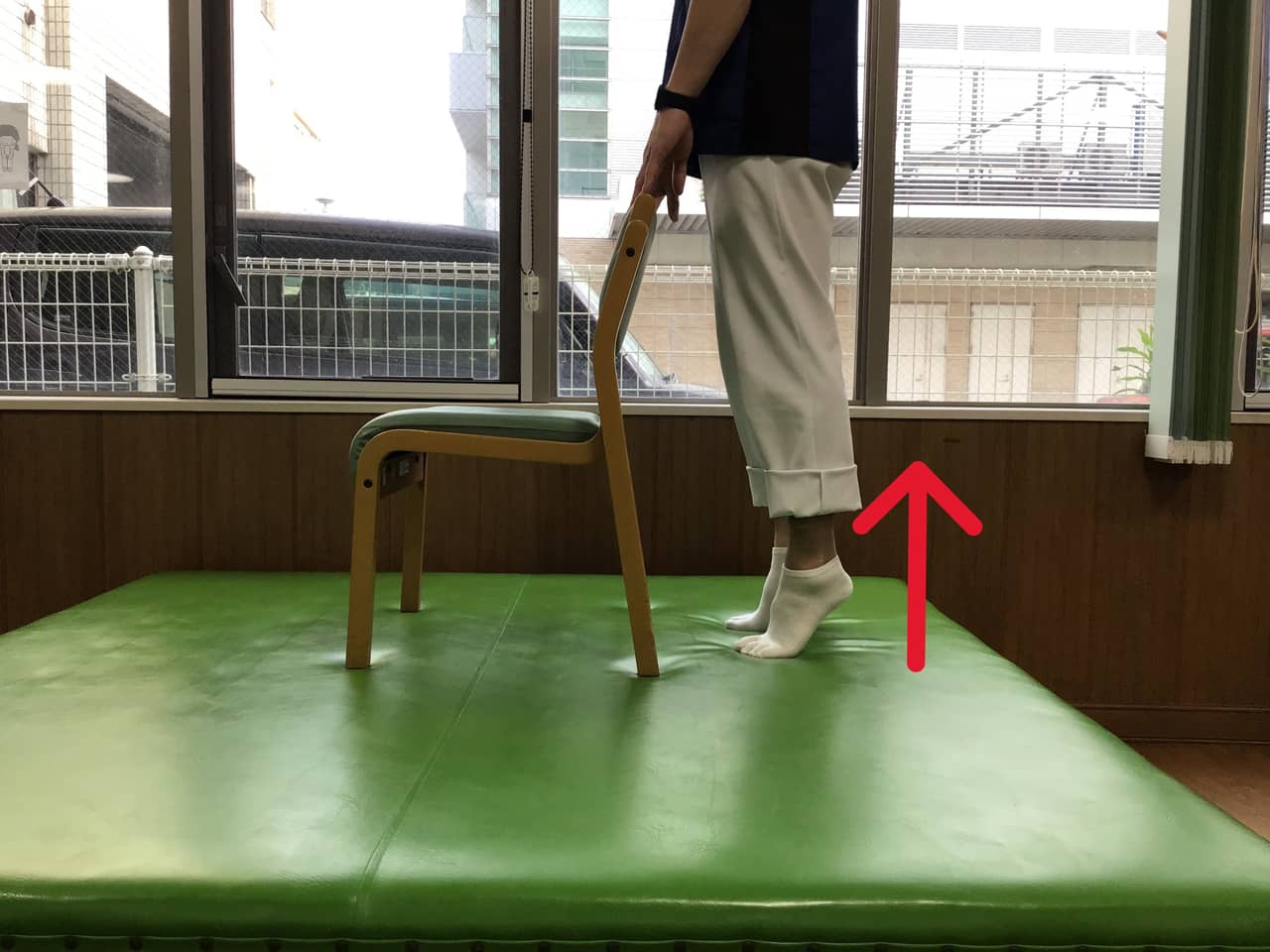 立って行うふくらはぎの筋トレ体操2