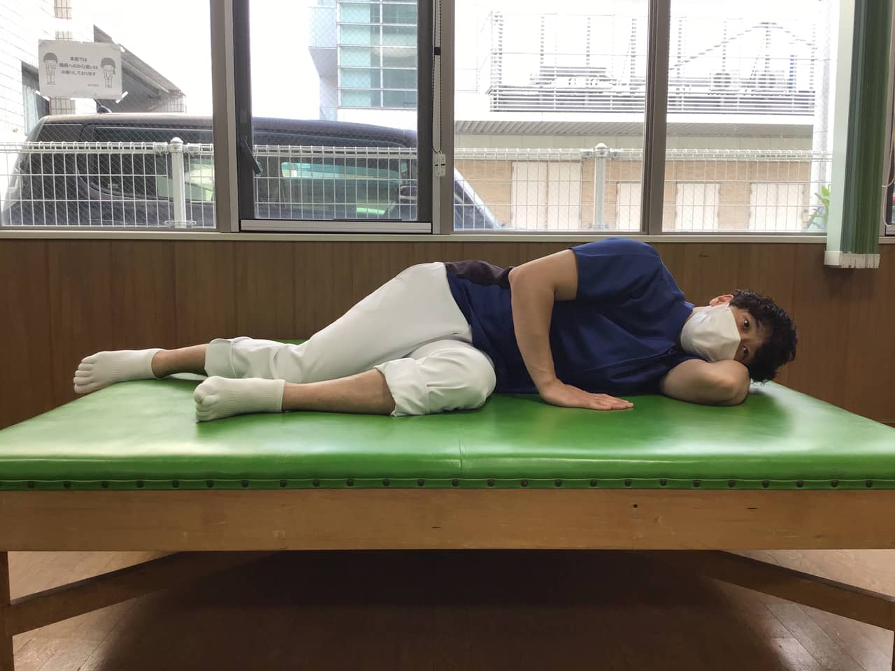 横向き伸脚挙げ体操1