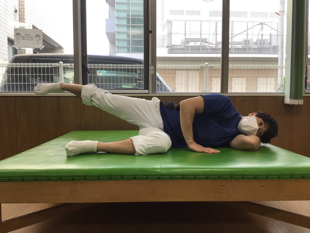 横向き伸脚挙げ体操2