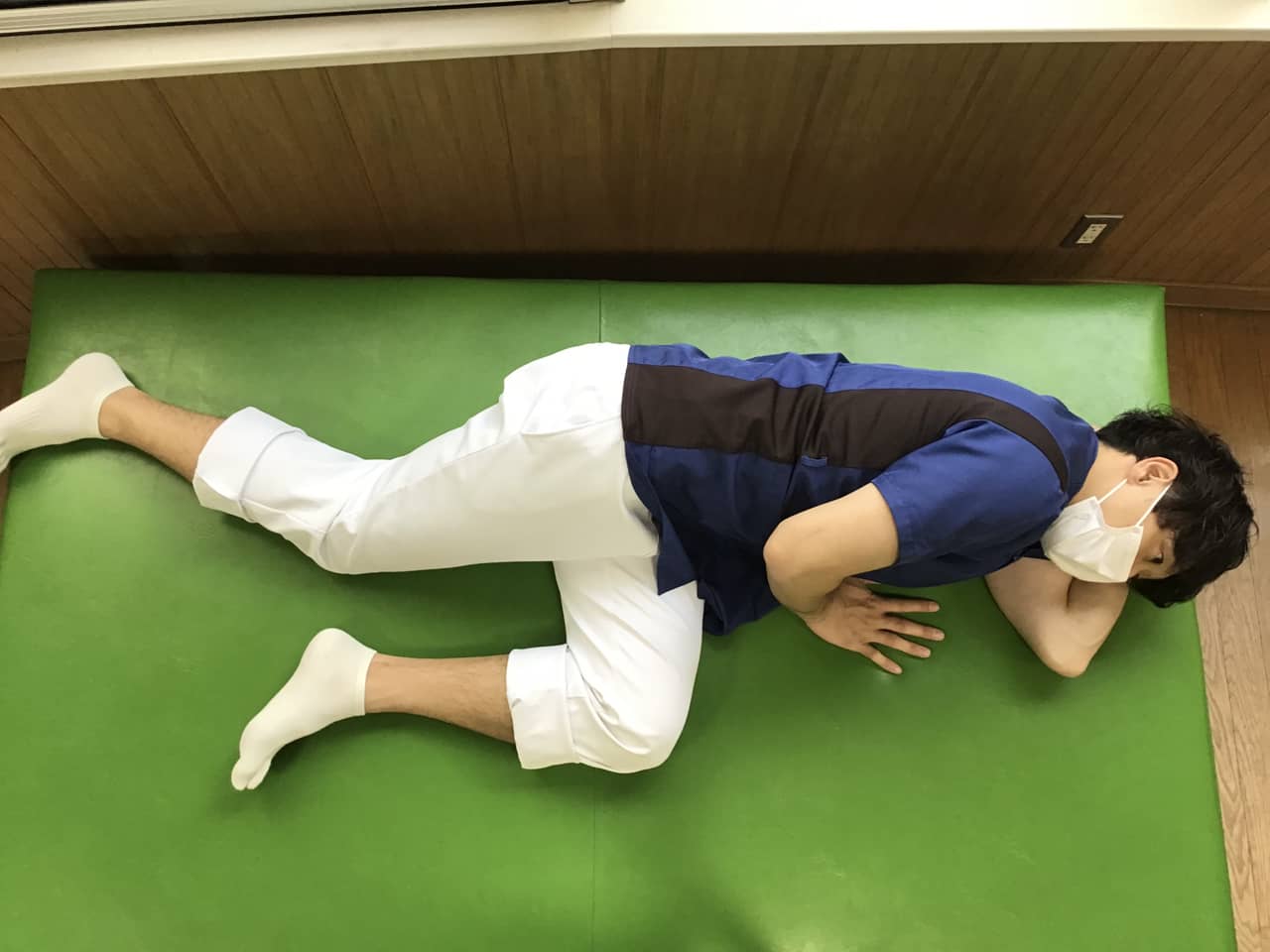 横向き伸脚挙げ体操3