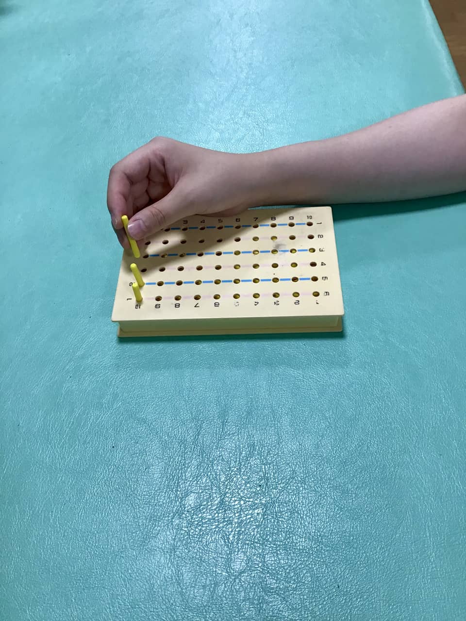 細いペグをつまみ小さい穴に入れる「巧緻動作」