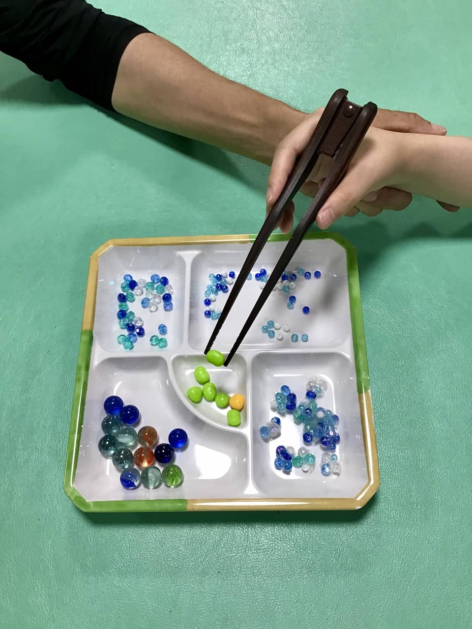 持ちやすく、少ない力で使用できる箸