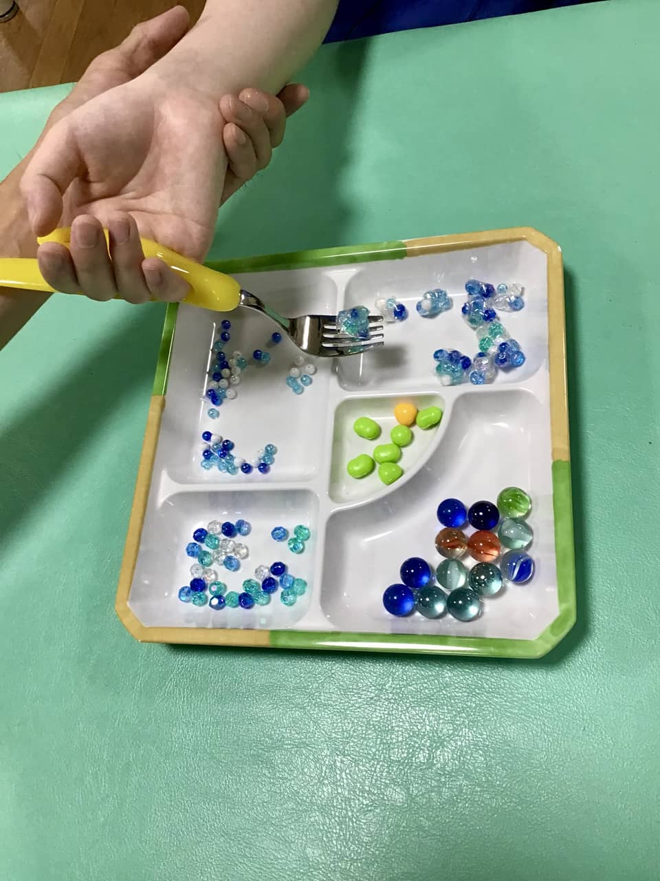 手の形に合わせて変形できるフォーク