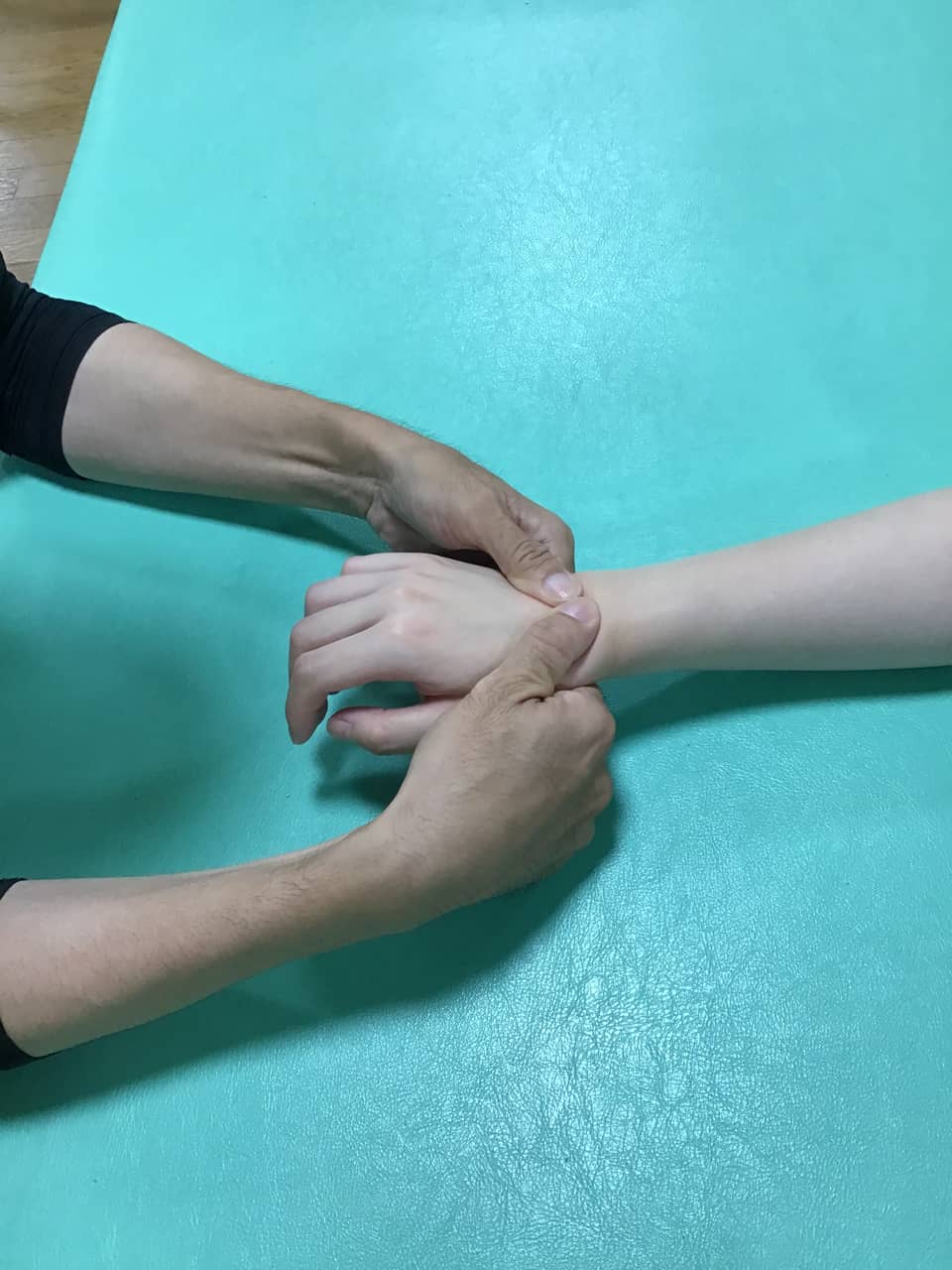 手首の骨の隙間をほぐす様子