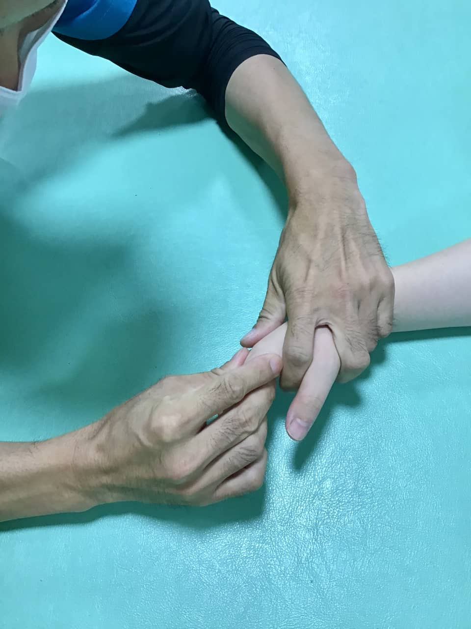 指の関節をほぐす