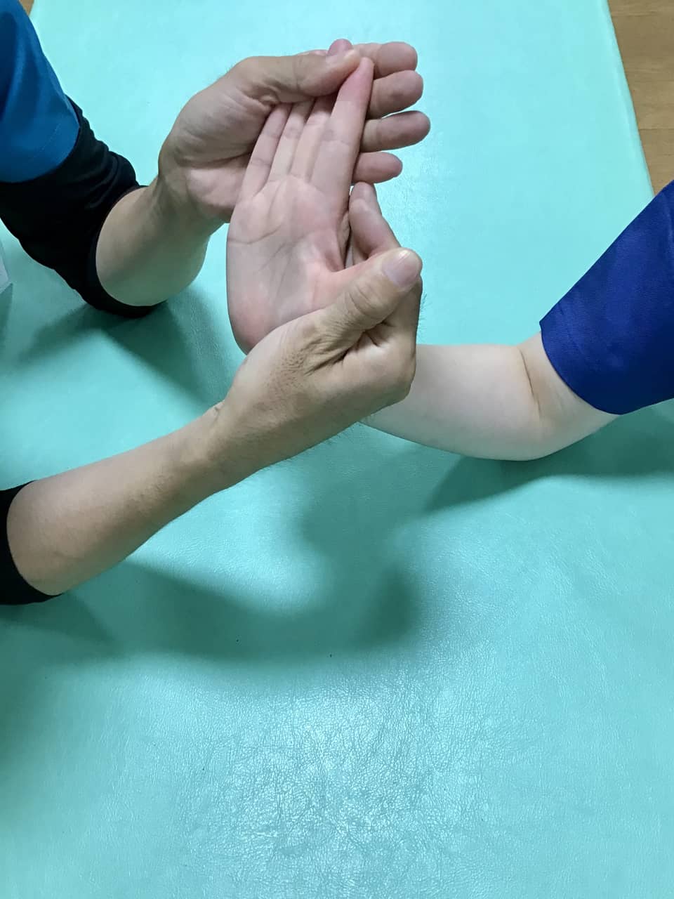 手首を曲げる