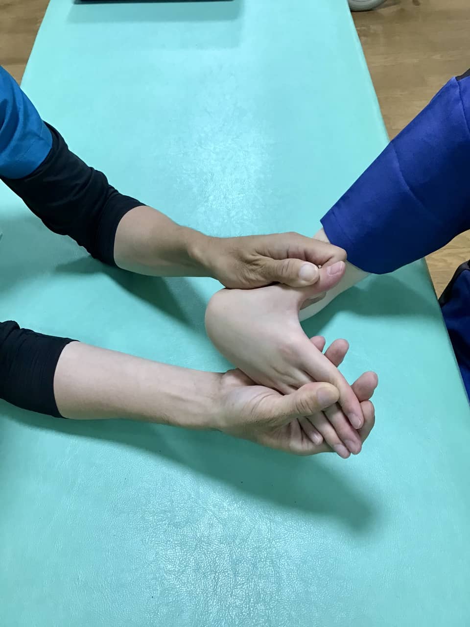 手首を伸ばす