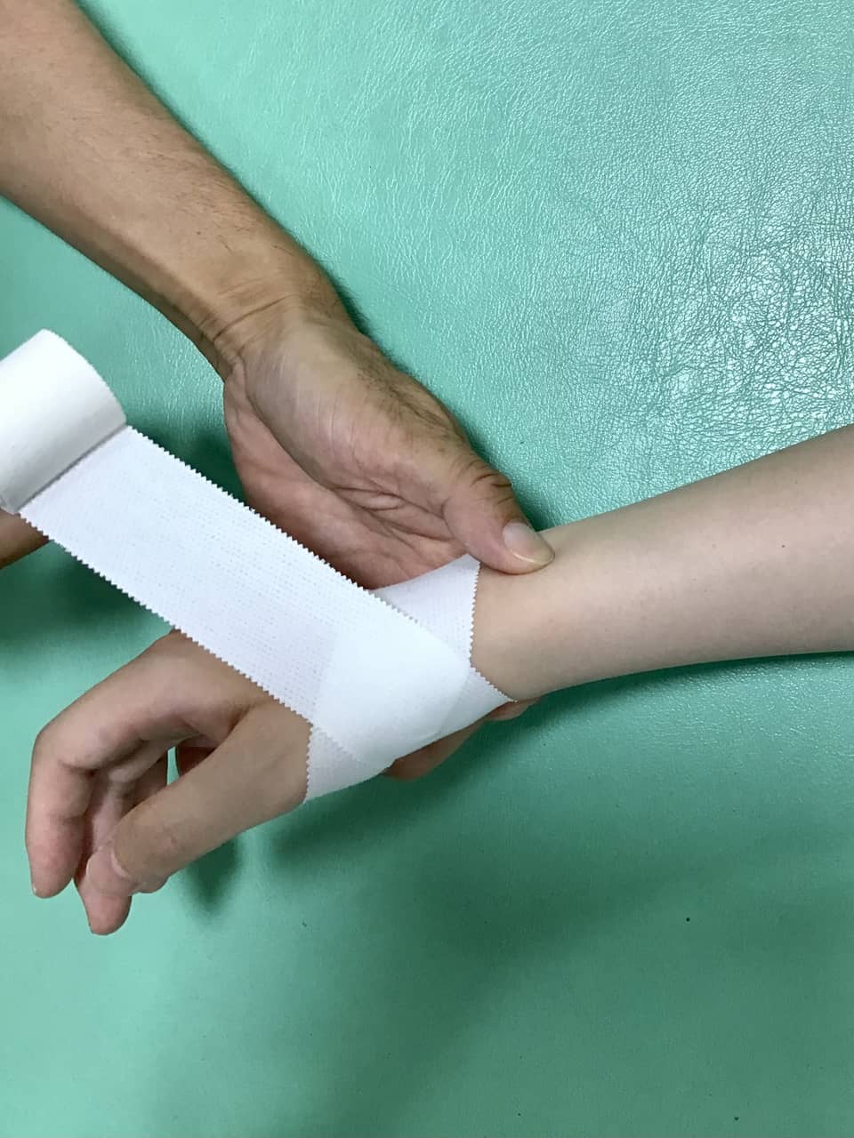 テーピングテープを使用した関節の保護