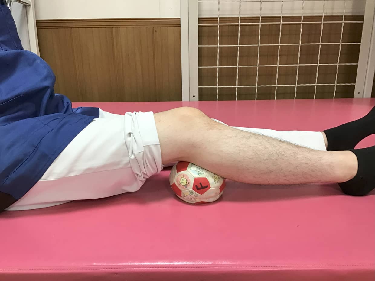 手首の骨の隙間をほぐす様子