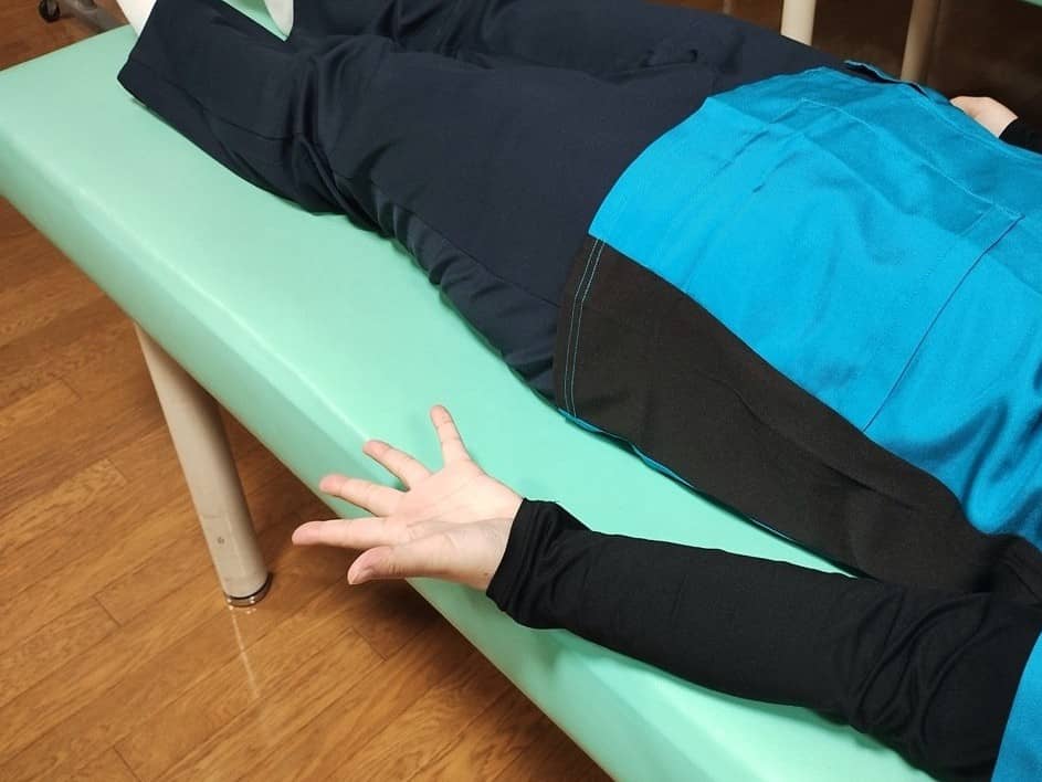 手をグーパー開閉させるトレーニングの様子1