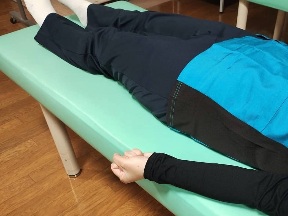 手をグーパー開閉させるトレーニングの様子2