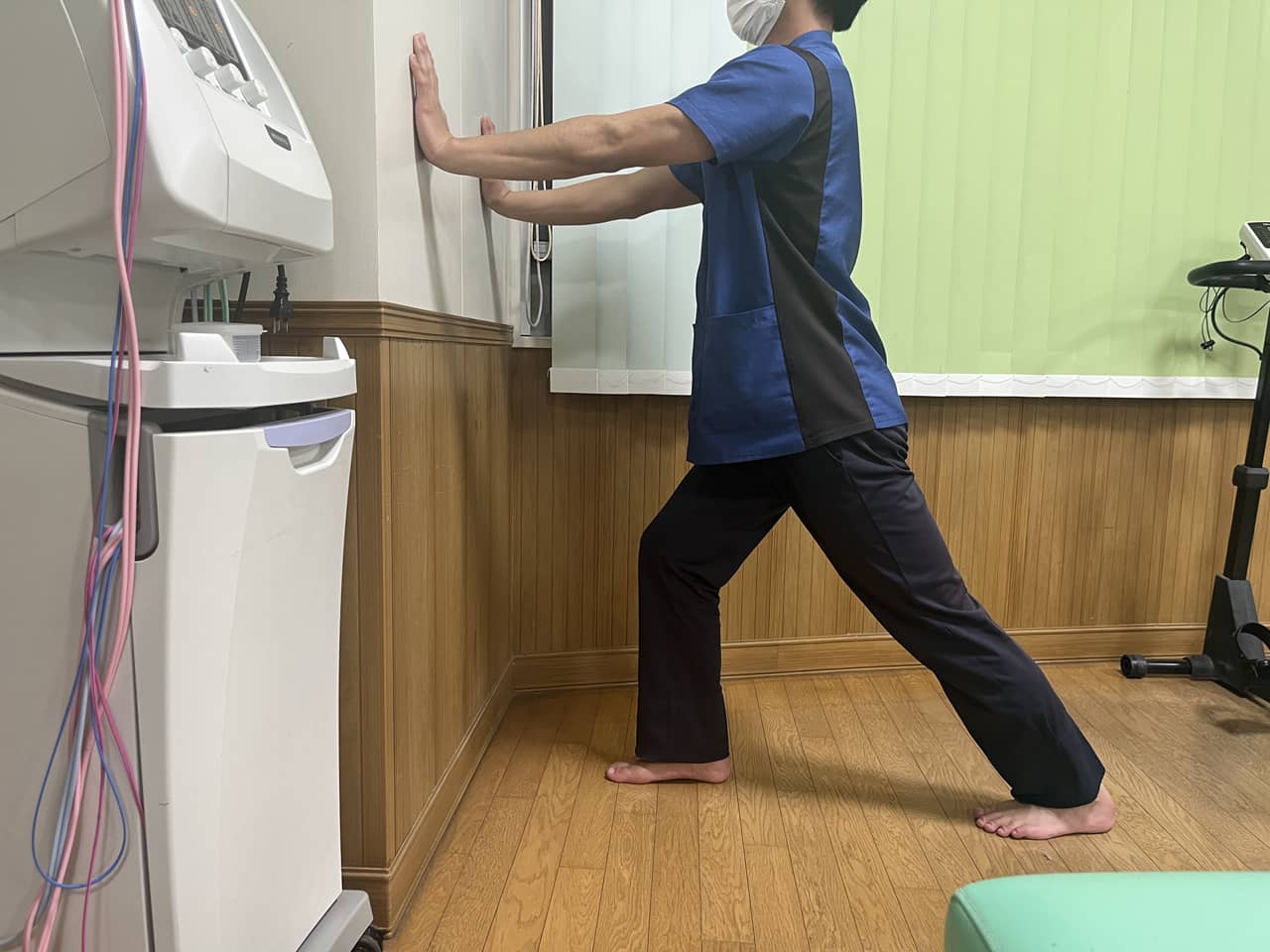 壁押しストレッチ