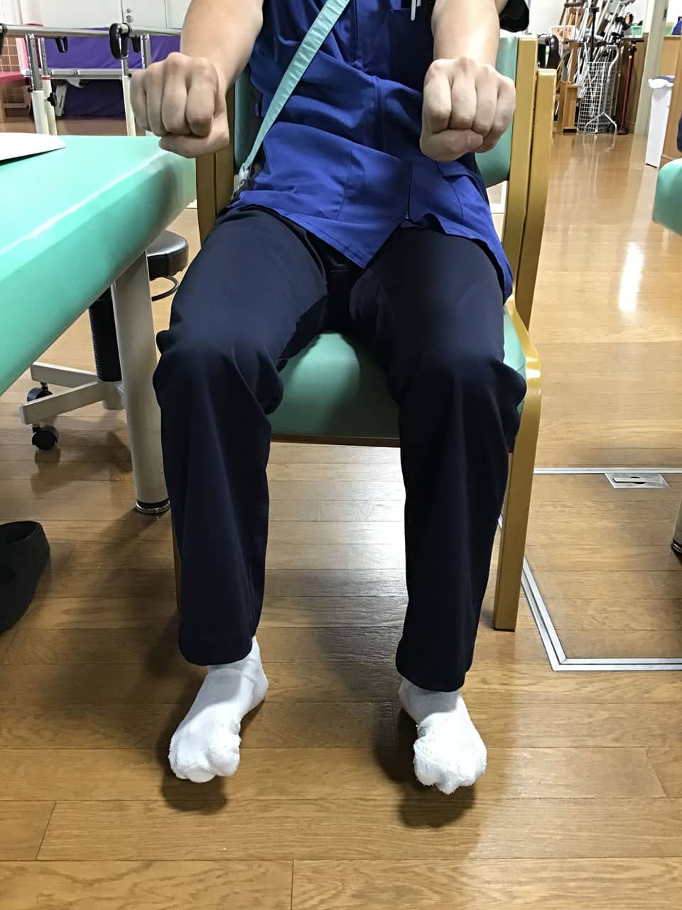 手首のグー・パーストレッチ1