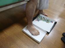 足趾（足指）の自動運動　ビー玉掴みの写真