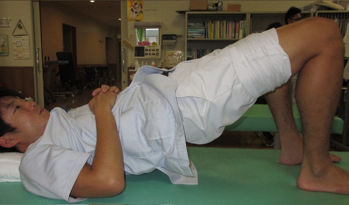 亜急性期のリハビリ 仰向けで寝た状態で両膝を立てお尻上げ運動の方法2